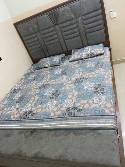 Furniture/bed/kingsizebed/wardrobe/divider/almari