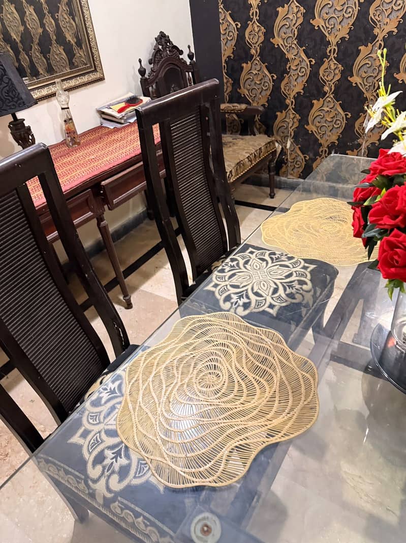 Dining table 0