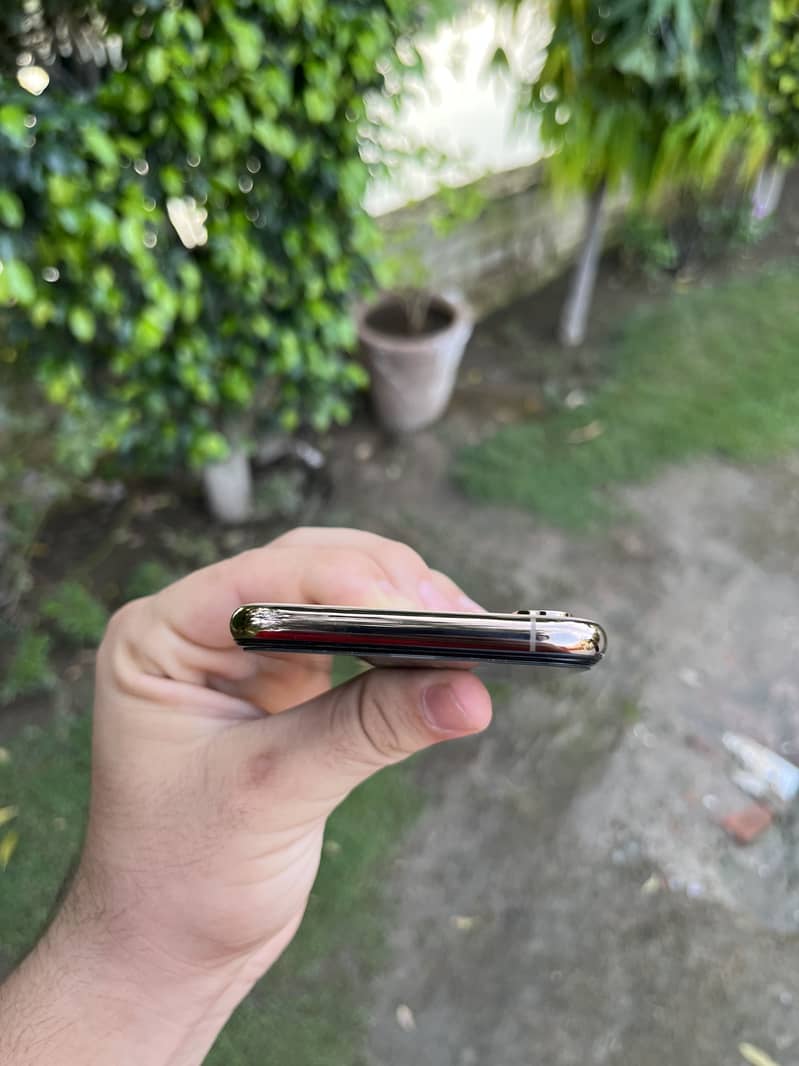 Apple iPhone XS 3