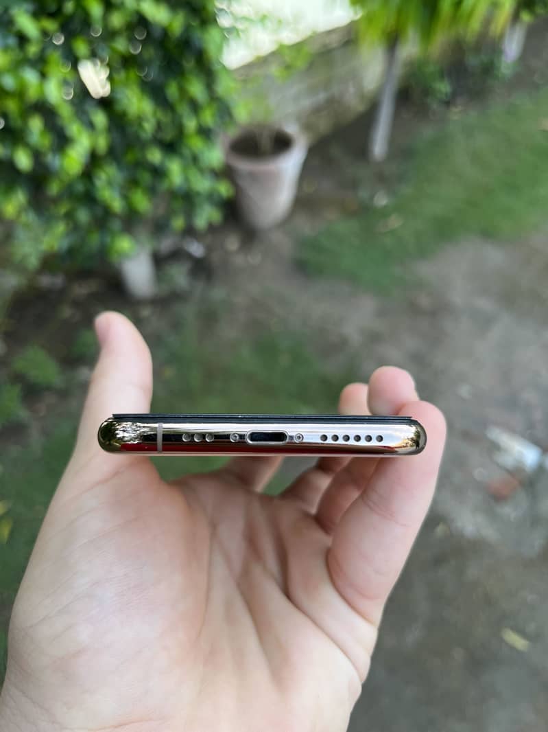 Apple iPhone XS 4