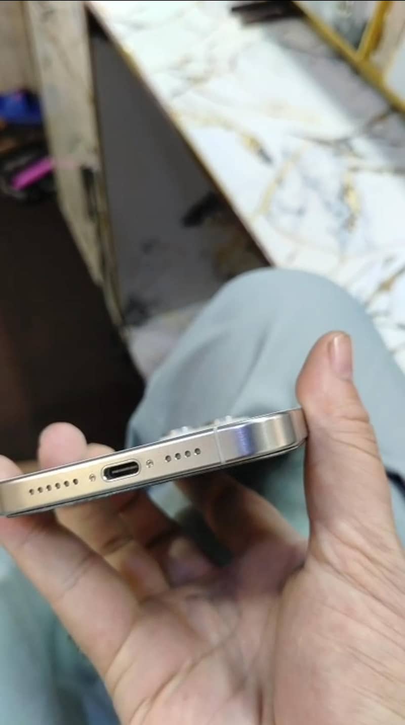Apple iPhone 15 Pro Max 2