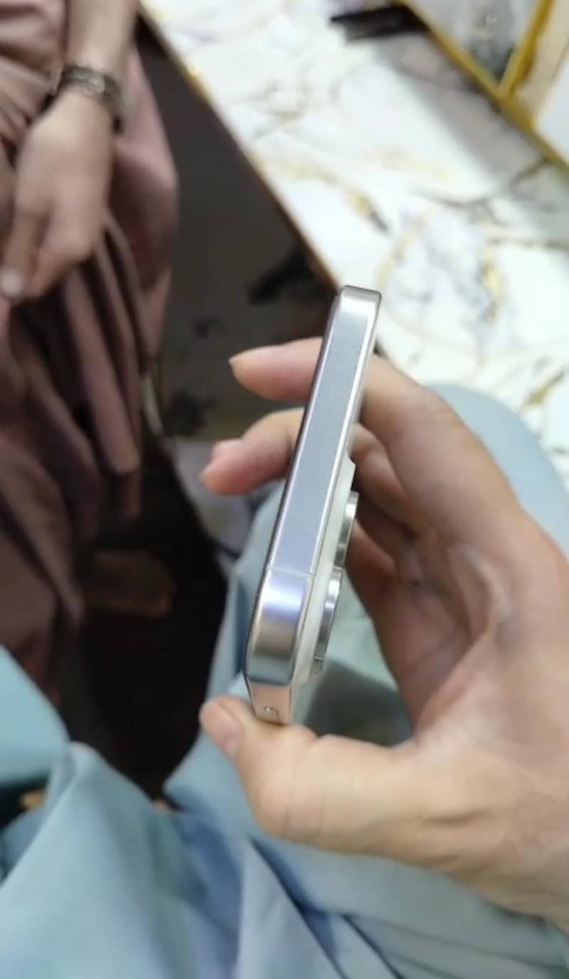 Apple iPhone 15 Pro Max 4