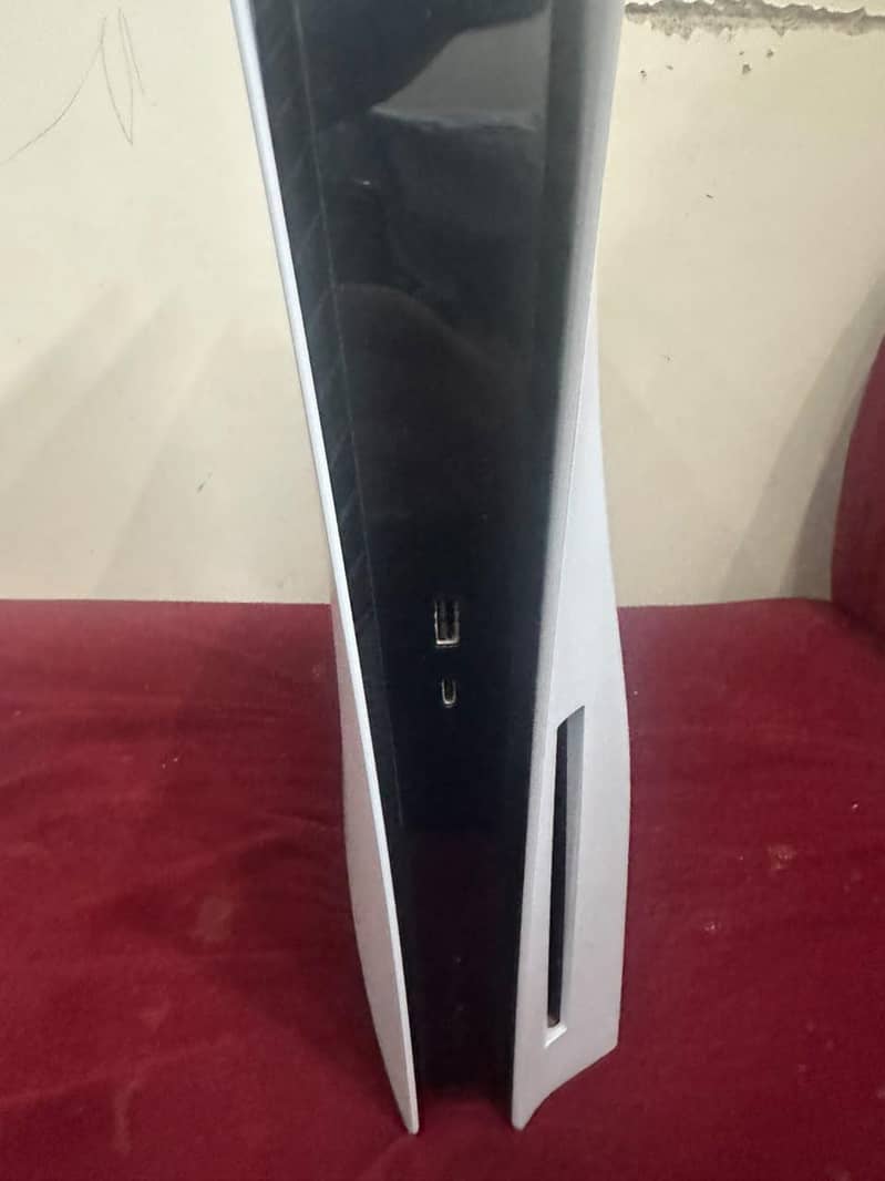 ps5 with 2 controller and 3 games 0