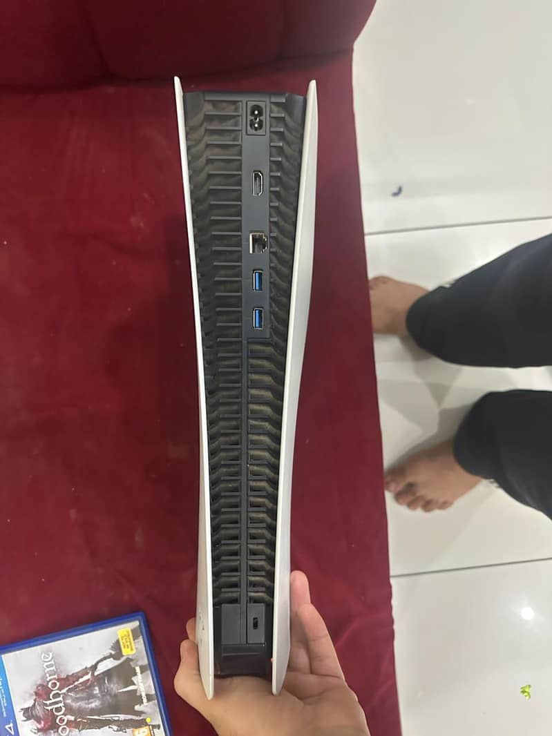ps5 with 2 controller and 3 games 4