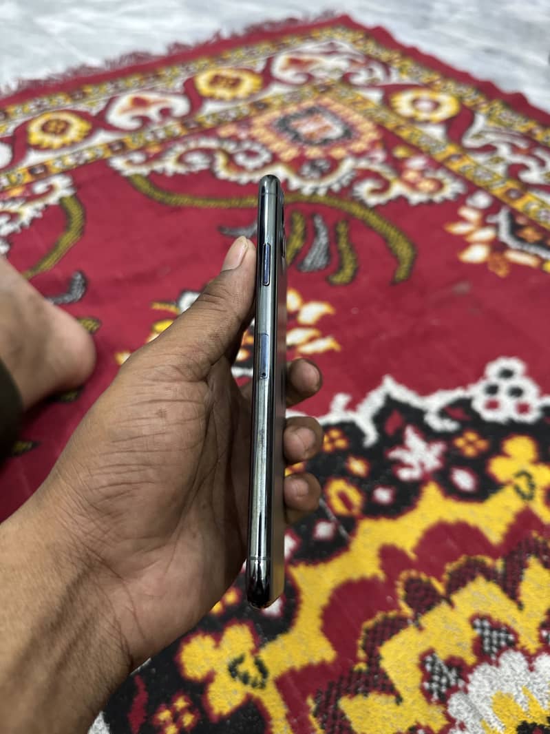 Apple iPhone 11 Pro Max 4