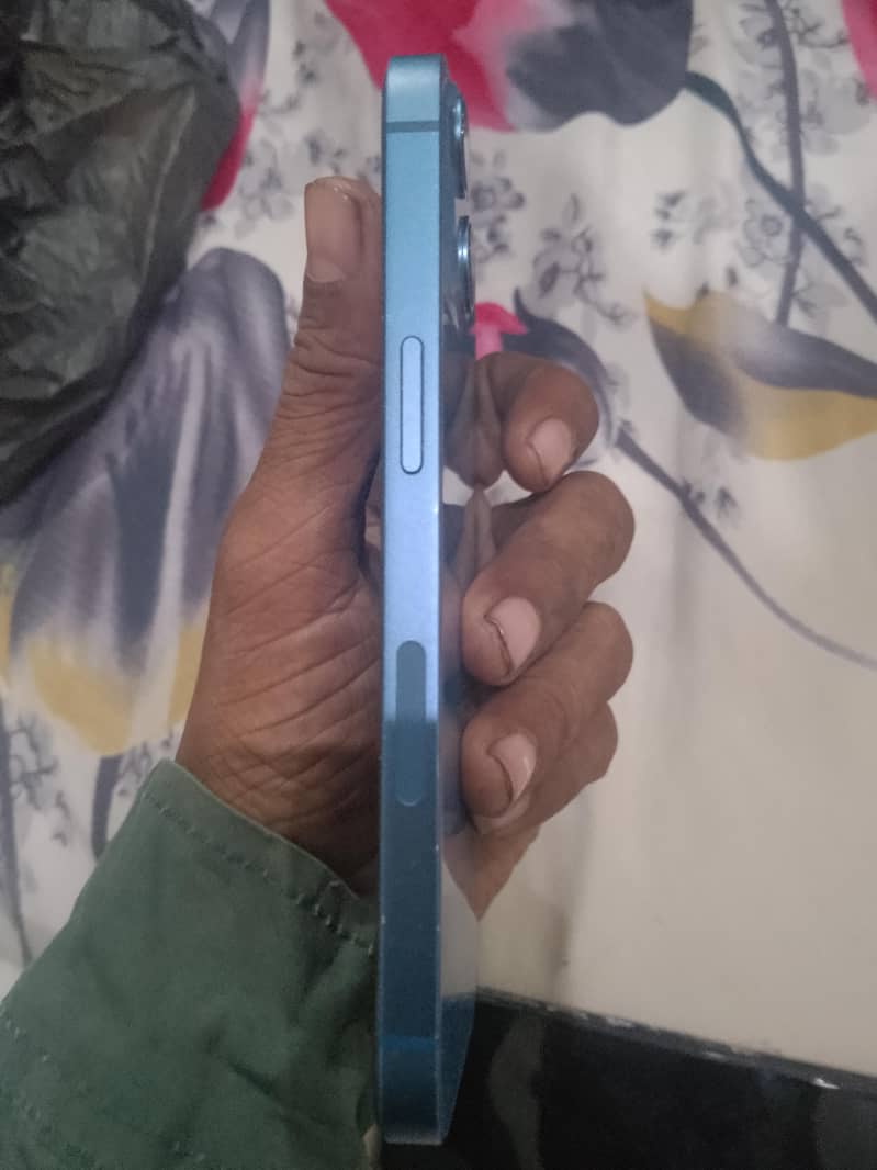 Apple iPhone 13 4