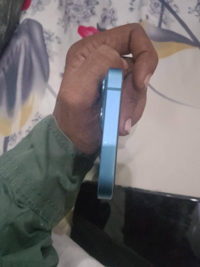 Apple iPhone 13 5