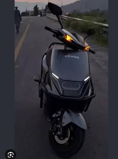 Revoo C32 young