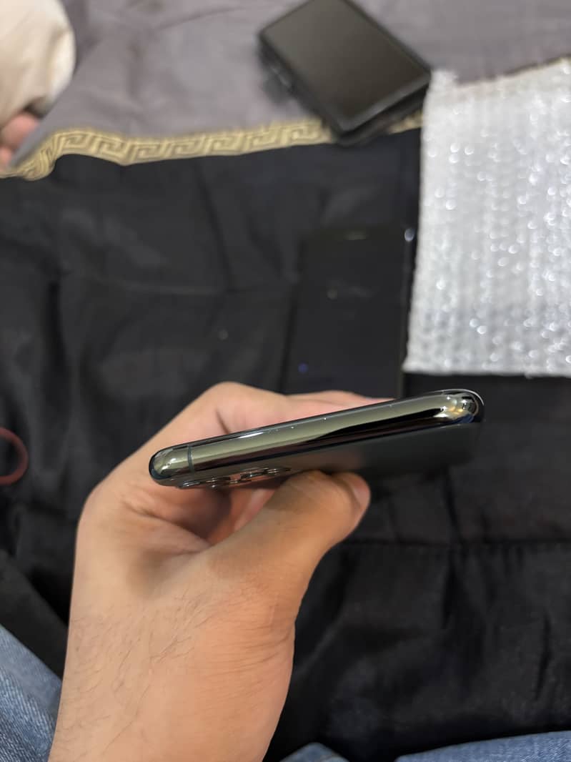 Apple iPhone 11 Pro Max 1