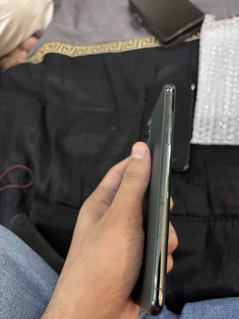 Apple iPhone 11 Pro Max 3