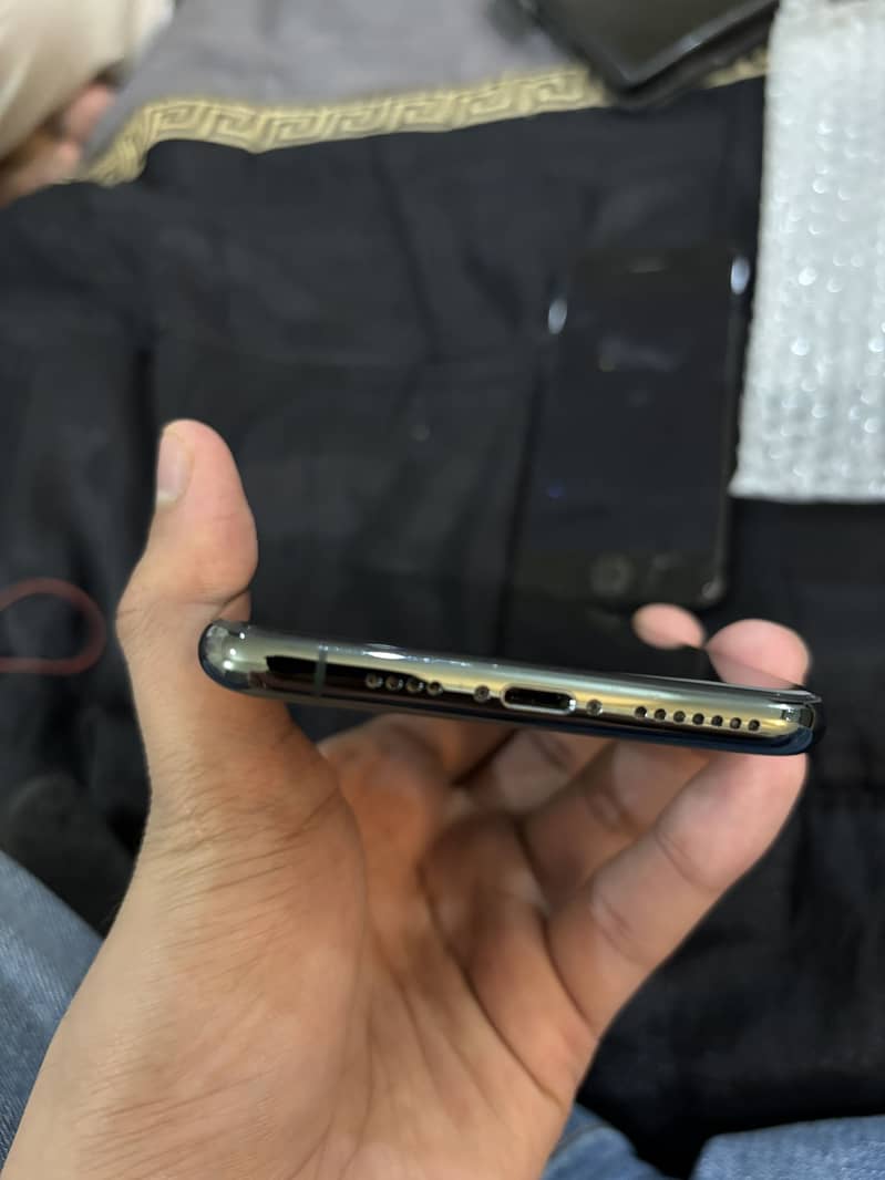 Apple iPhone 11 Pro Max 6
