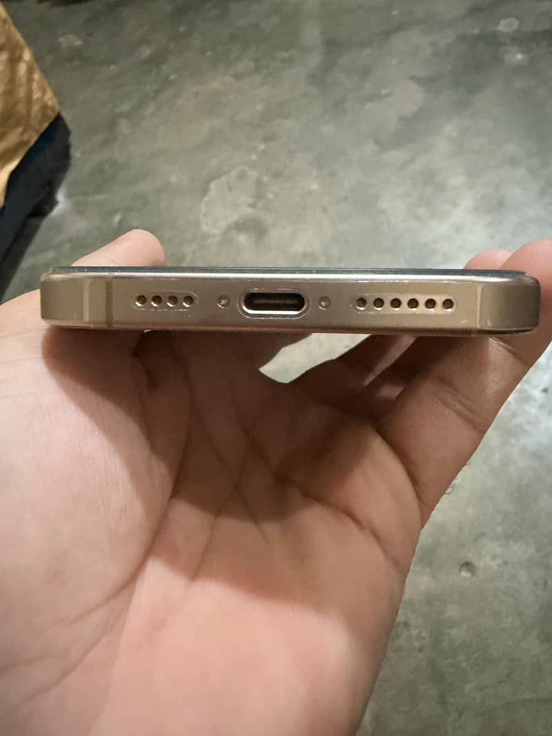Apple iPhone 16 Pro Max 4