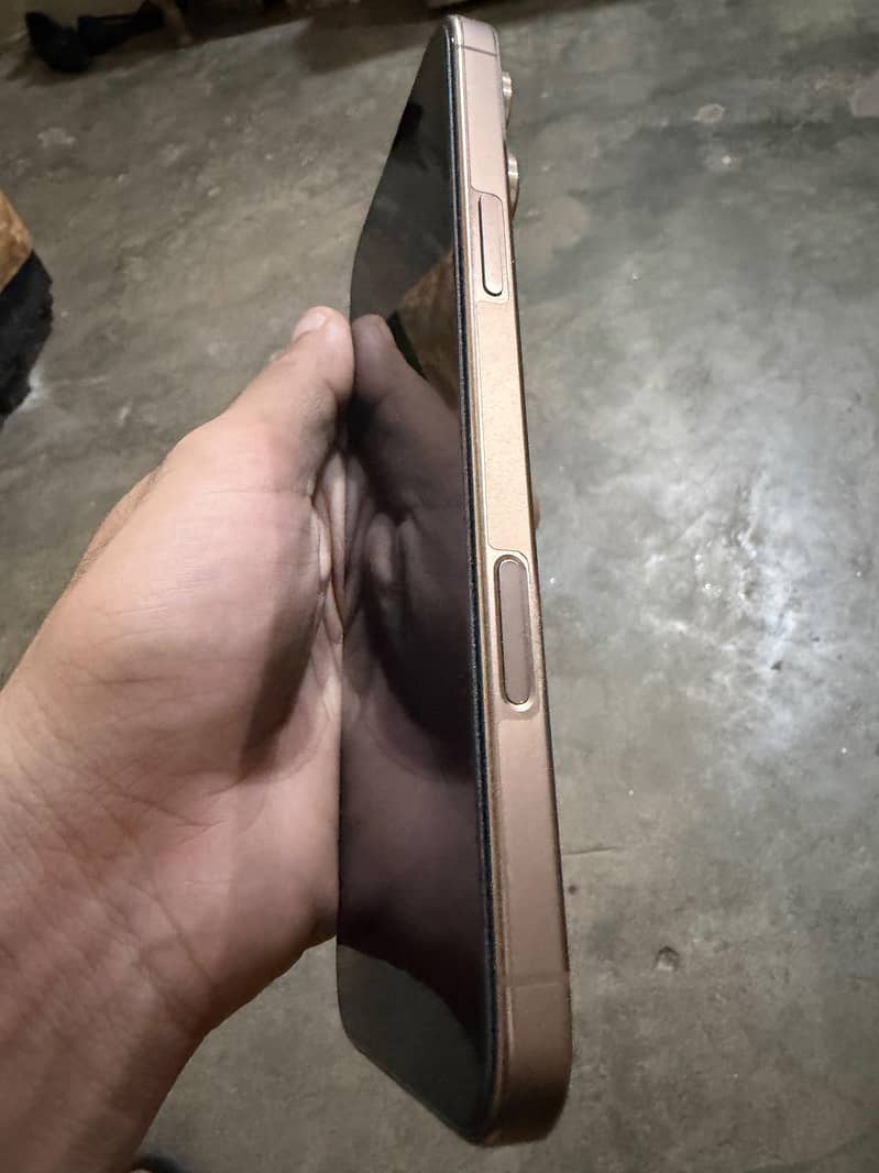 Apple iPhone 16 Pro Max 6