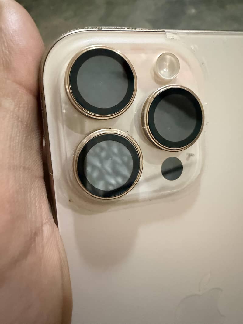 Apple iPhone 16 Pro Max 9