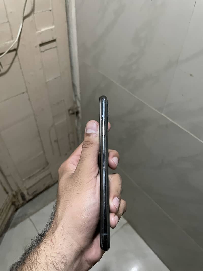 Apple iPhone 11 Pro Max 2