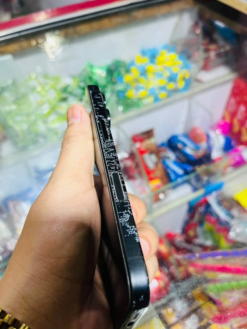 Apple iPhone 16 5