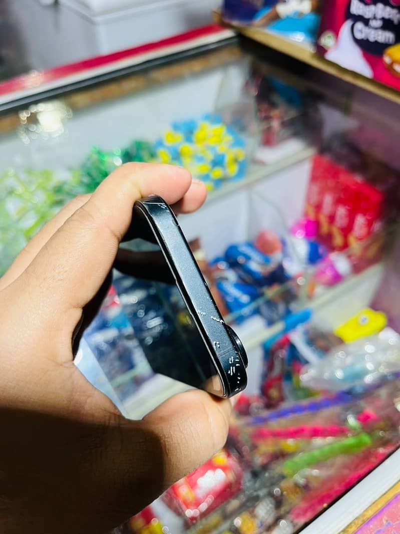 Apple iPhone 16 6