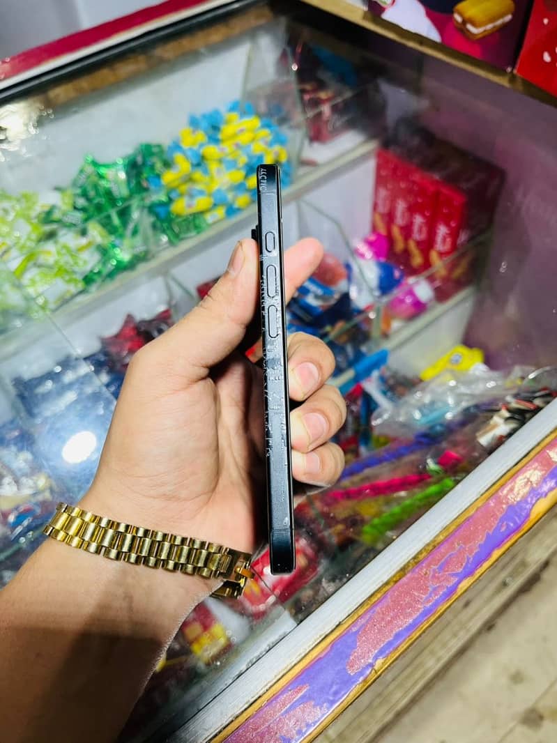 Apple iPhone 16 7