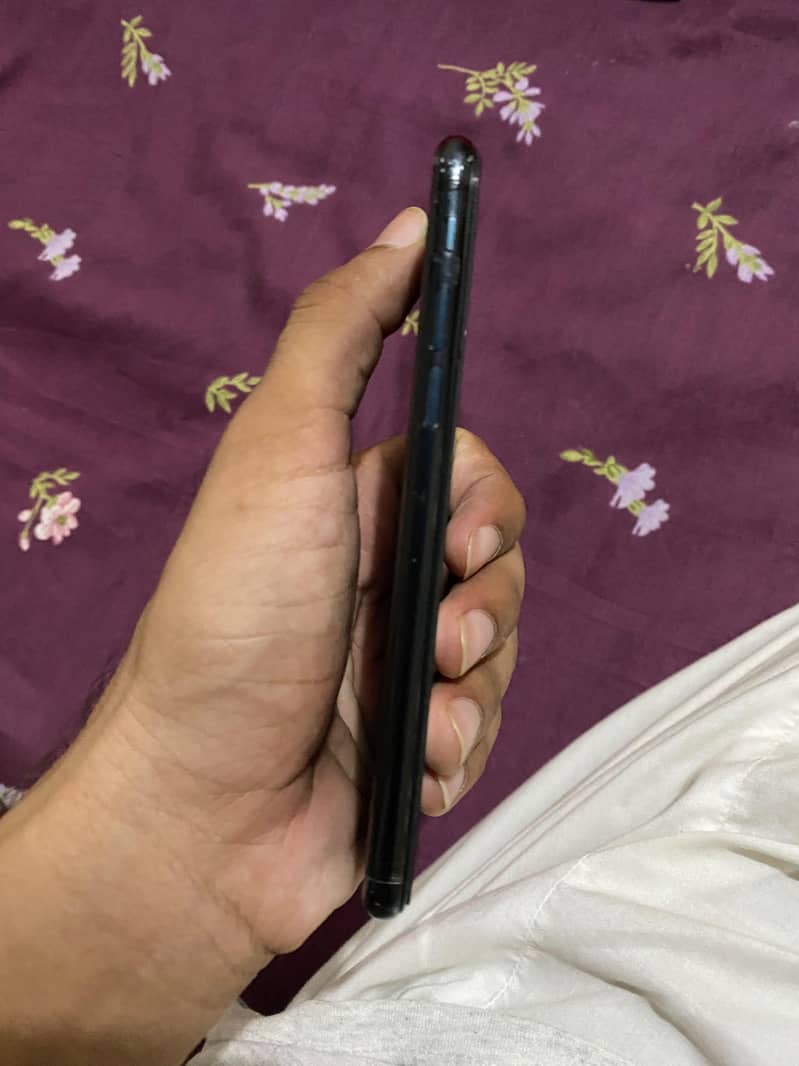 Apple iPhone SE 2nd generation 4