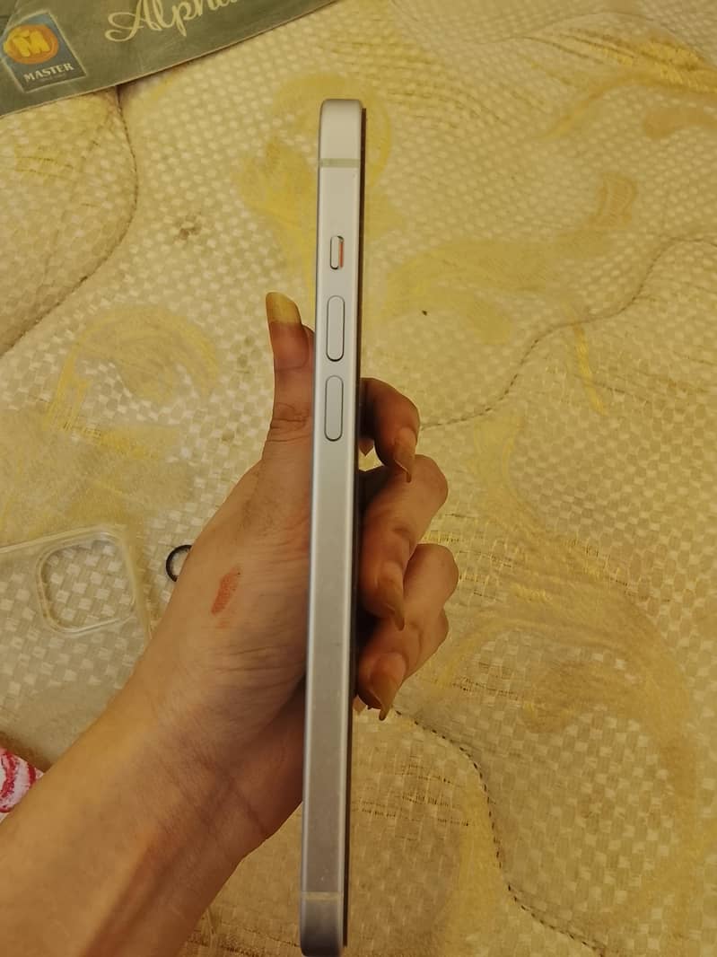 Apple iPhone 15 plus 4