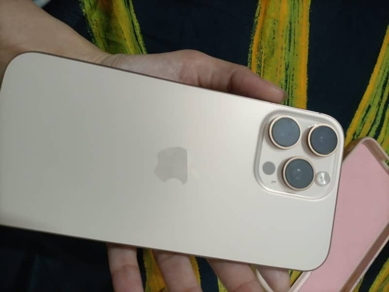 Apple iPhone 16 Pro Max 4