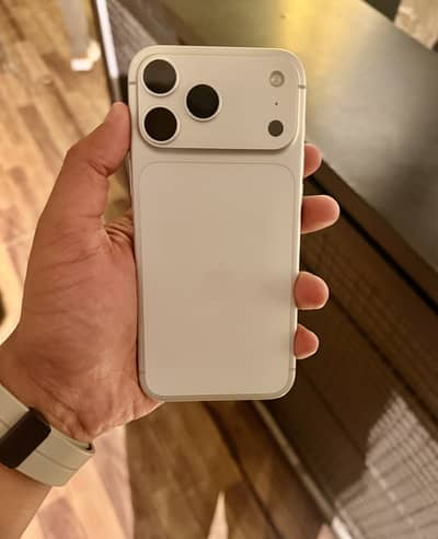 iPhone 17 Pro Max 256GB White - 10/10 Condition (Box & Original Wire)