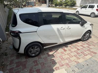Toyota Sienta 2017