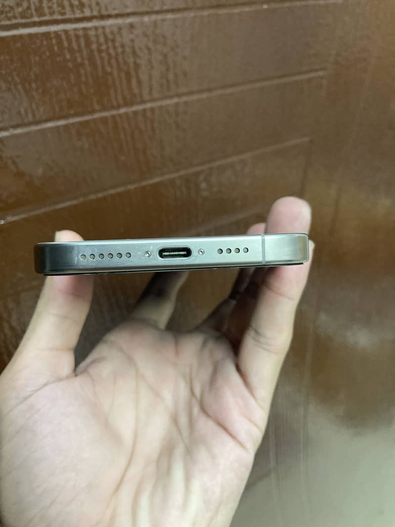Apple iPhone 16 Pro Max 1