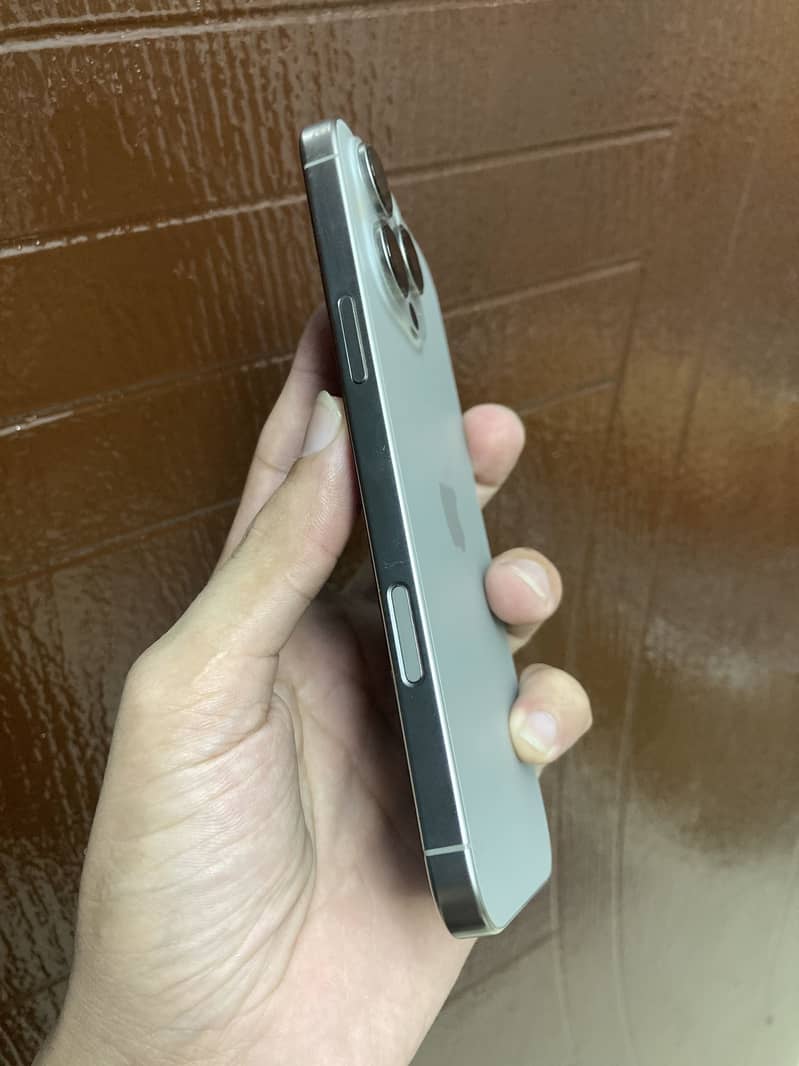 Apple iPhone 16 Pro Max 2