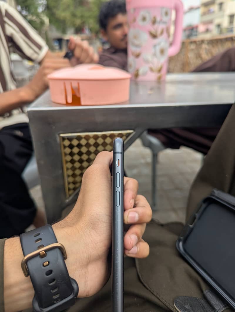 Apple iPhone 11 4