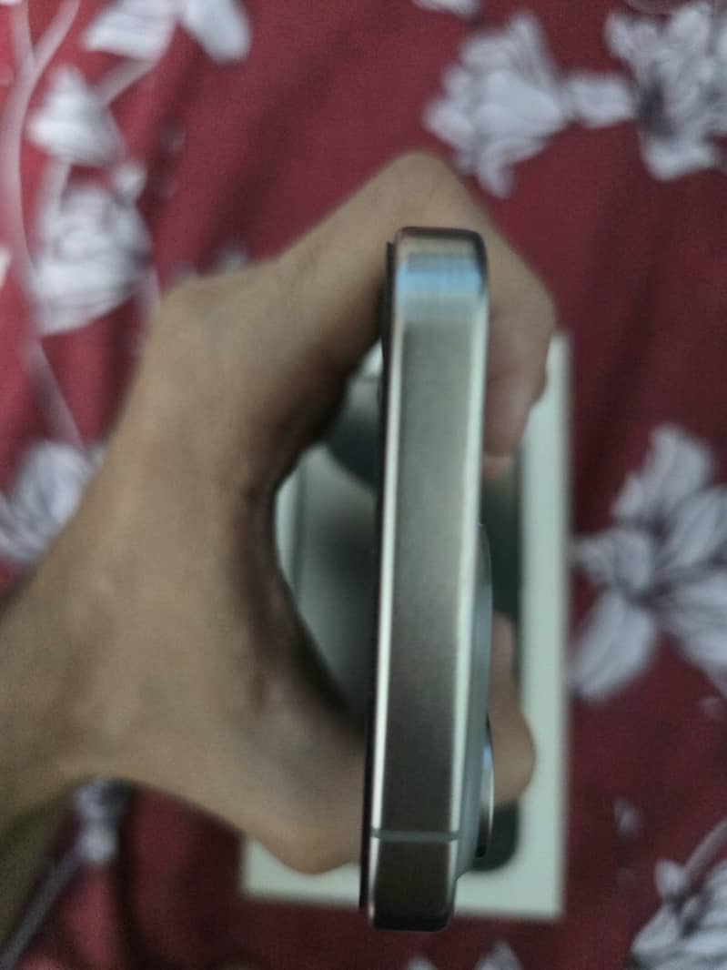 Apple iPhone 15 Pro 4