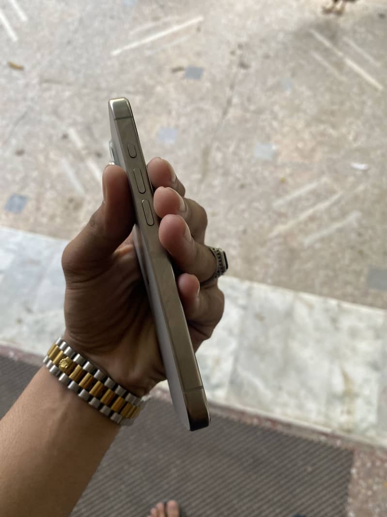 Apple iPhone 15 Pro 2