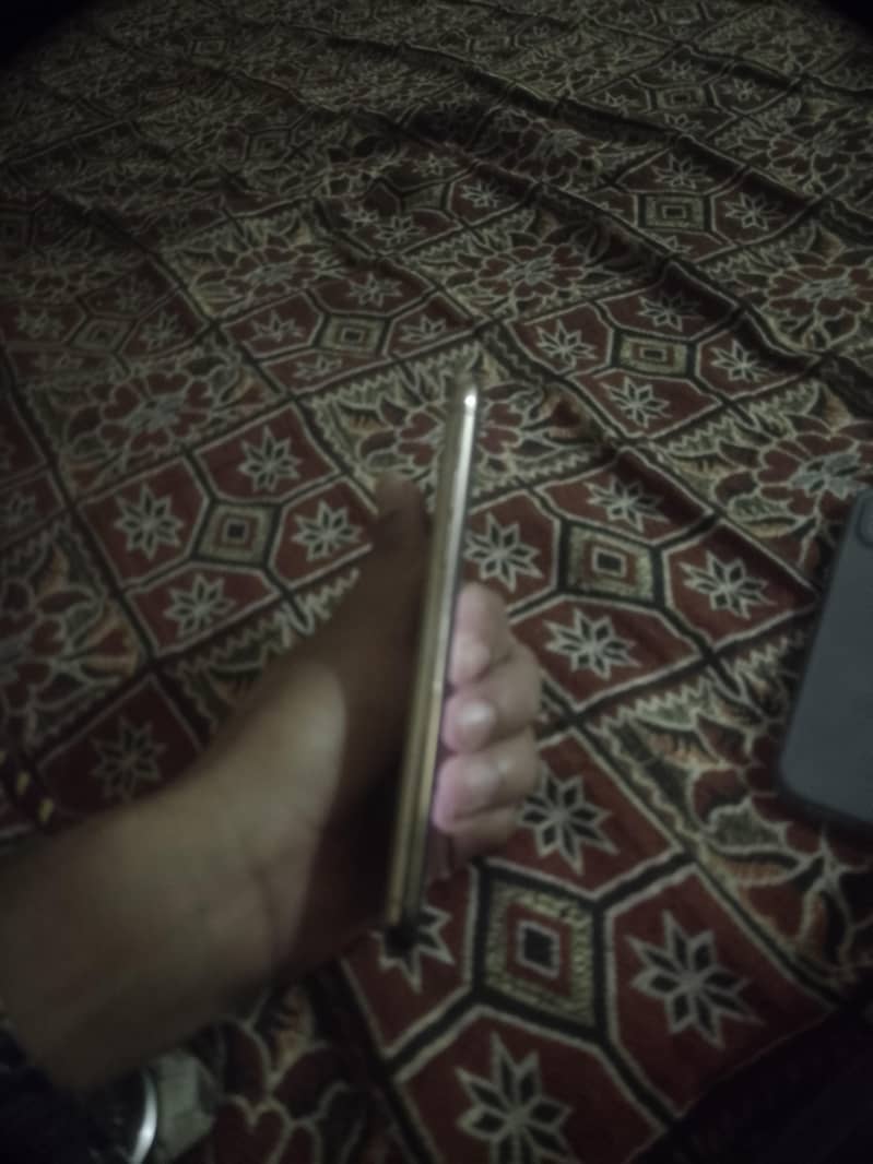 Apple iPhone XS 4
