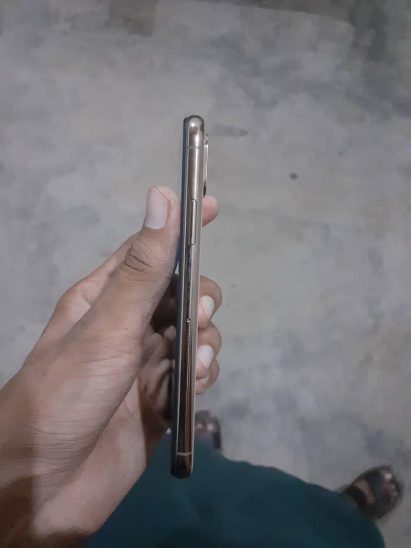 Apple iPhone XS 4