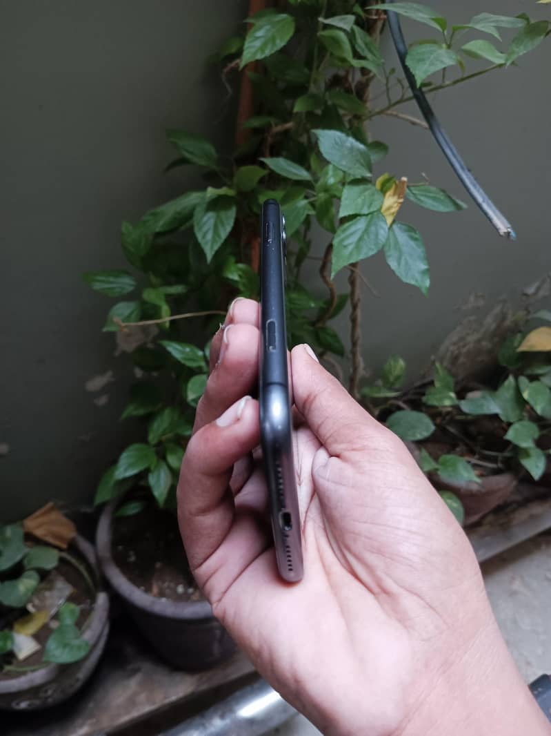 Apple iPhone 11 4