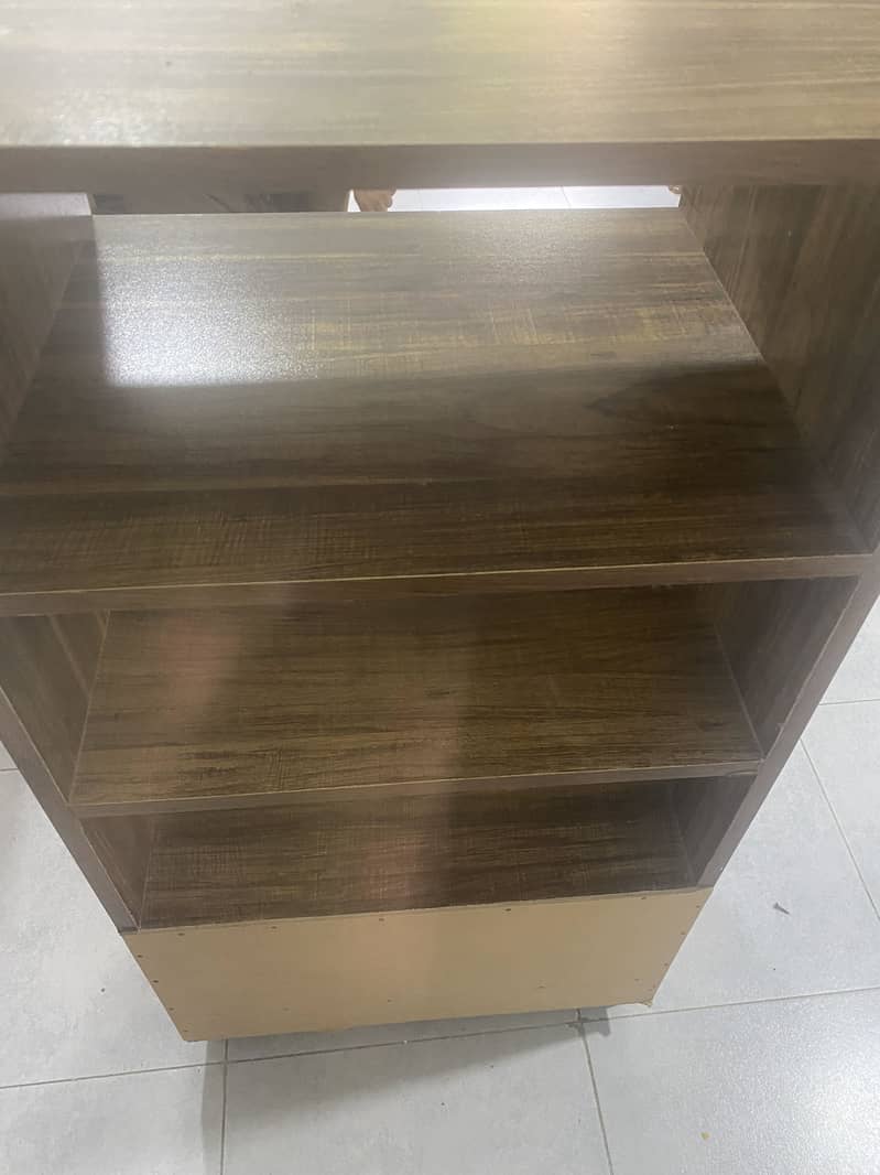 ریگ  کاپی کتابیں وغیرہ رکھنے کے لیے 0