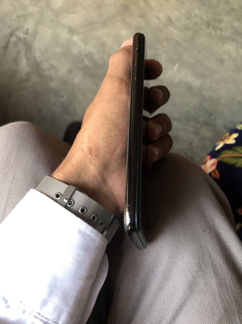 Apple iPhone XS Max 1