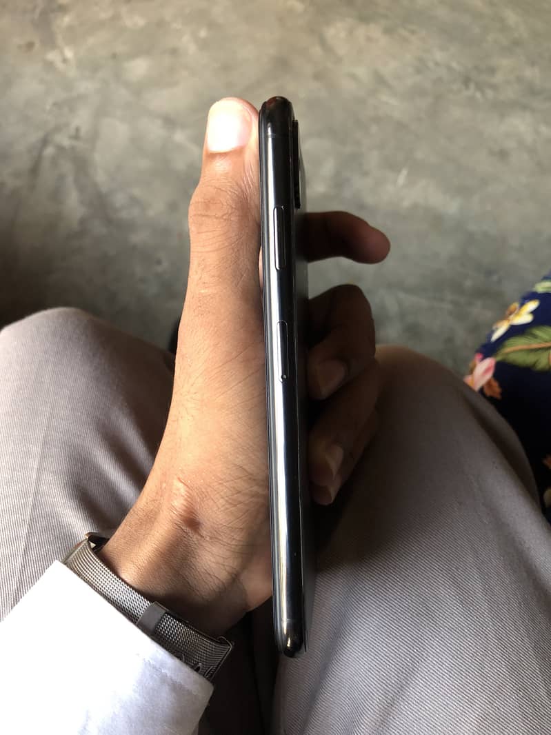 Apple iPhone XS Max 3