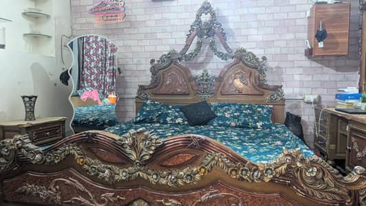 Luxury Royal Carving Wooden Bedroom Set for Sale (Excellent Condition)