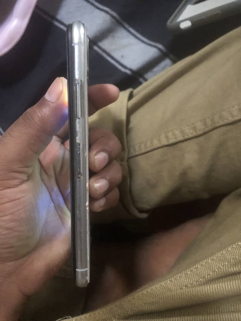 Apple iPhone X 4