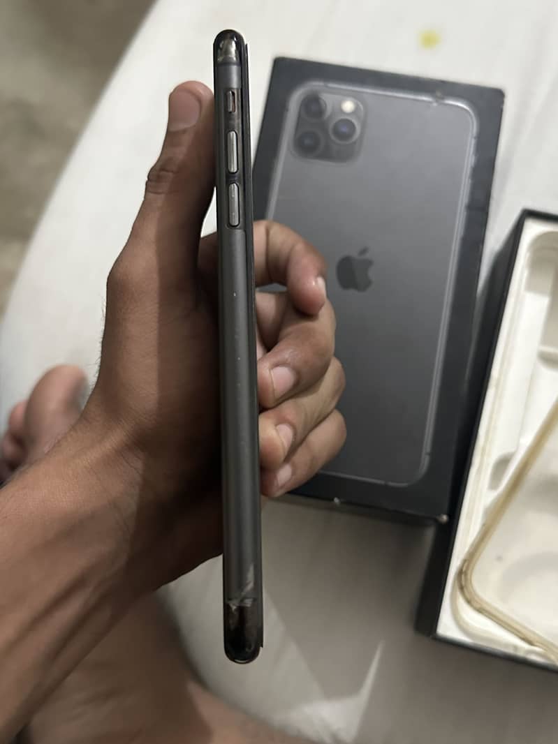 Apple iPhone 11 Pro Max 2