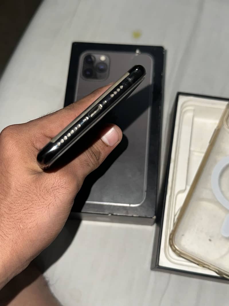 Apple iPhone 11 Pro Max 4