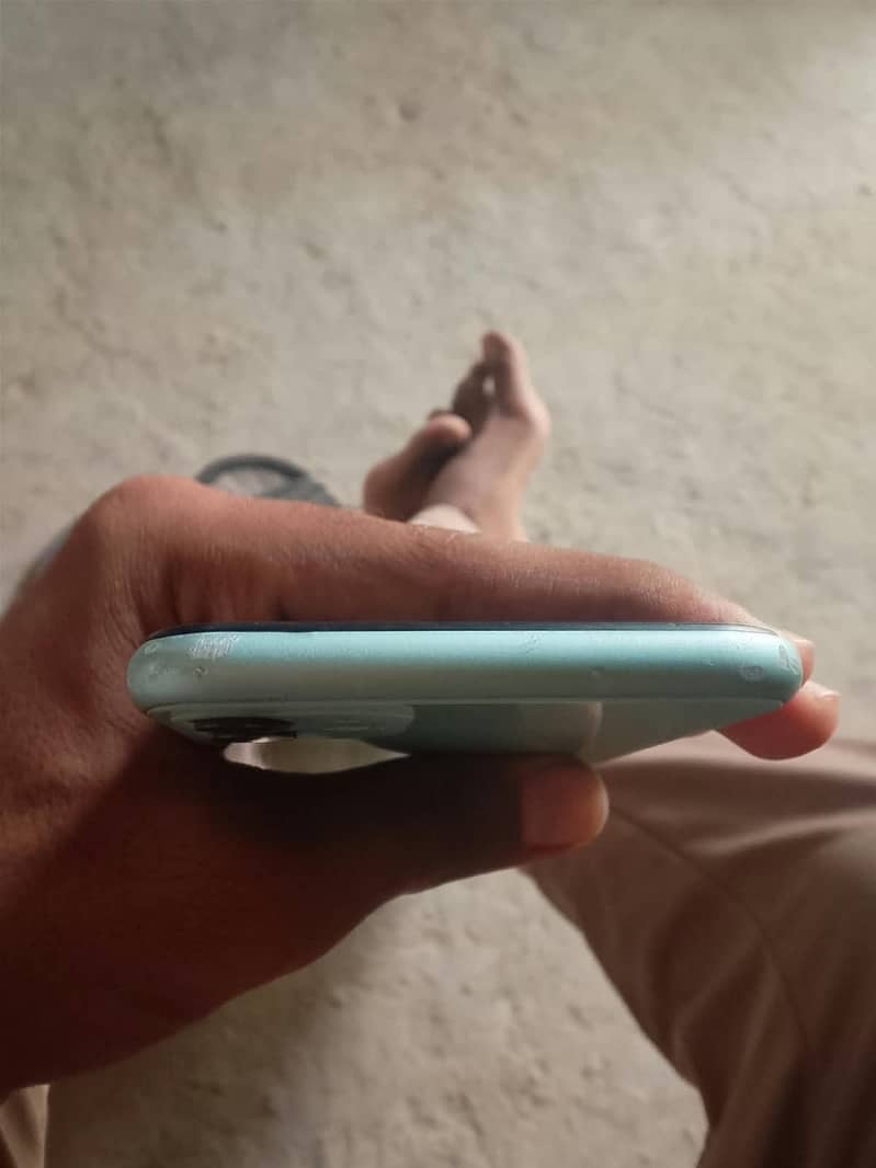 Apple iPhone 11 4