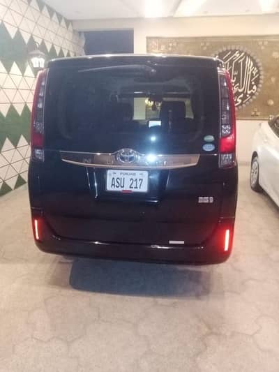 Toyota Noah 2015