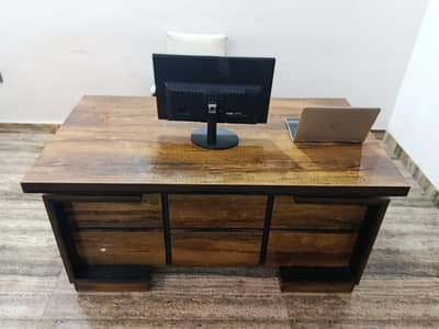 A premium office table easily detachable and portable