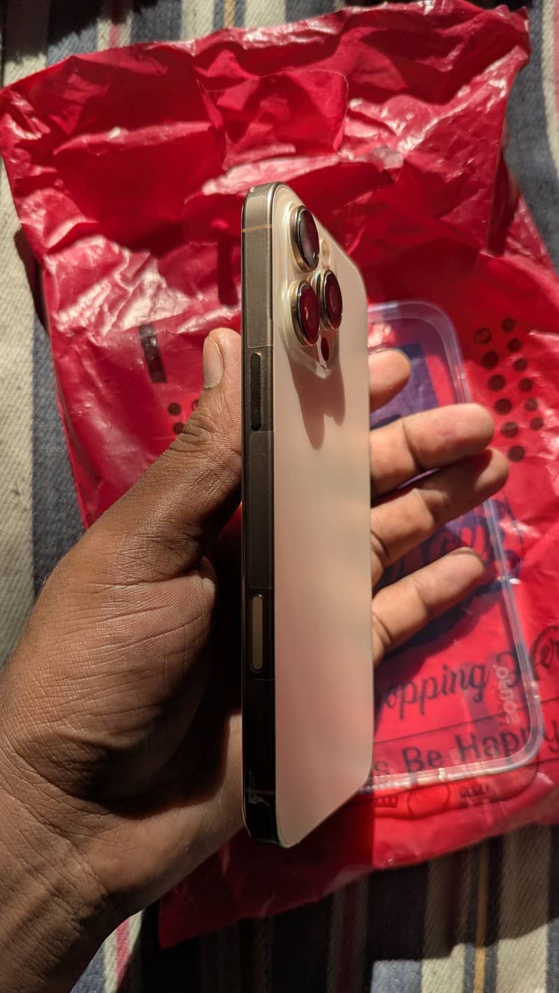 Apple iPhone 16 Pro Max 6