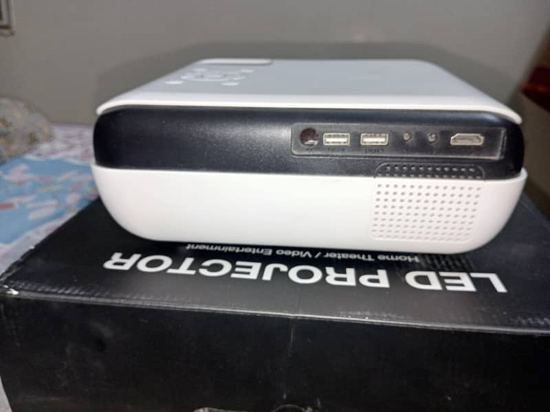 led projector 8
