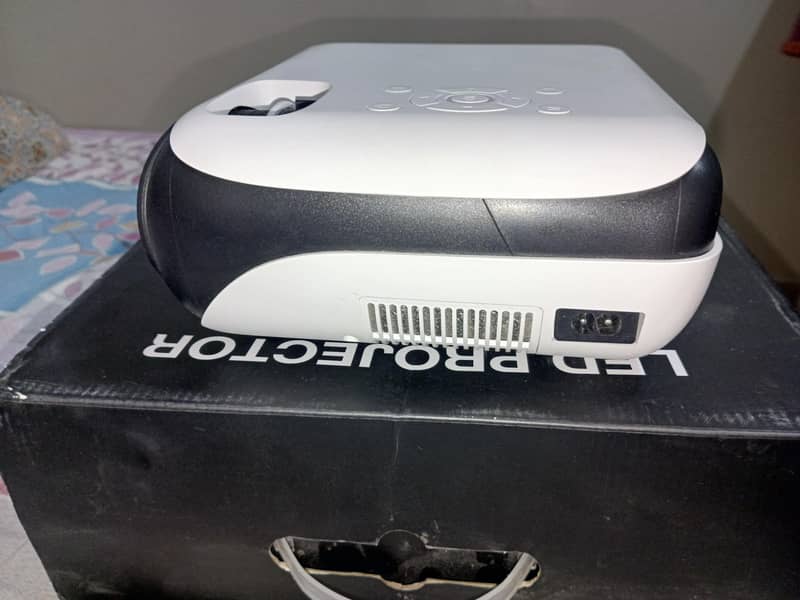 led projector 10