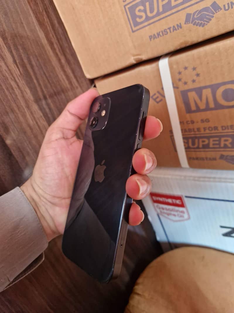 Apple iPhone 12 4