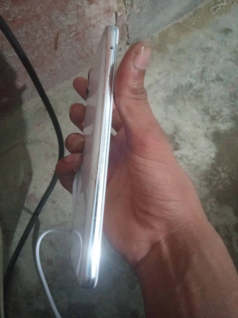 Sharp Aquos R2 0